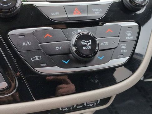 Used 2024 Chrysler Pacifica Touring-L FWD image 21