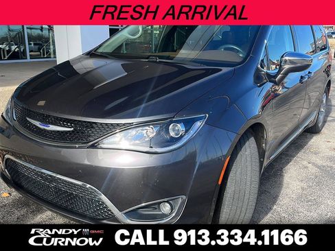 Used 2017 Chrysler Pacifica Limited image 1