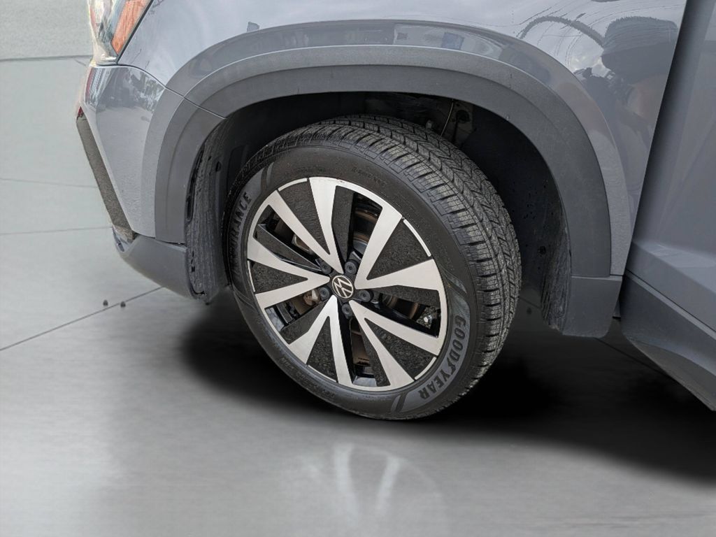 Certified 2023 Volkswagen Taos SE FWD image 34