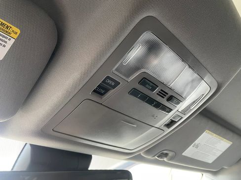 Used 2019 Toyota Highlander XLE AWD/4WD image 16