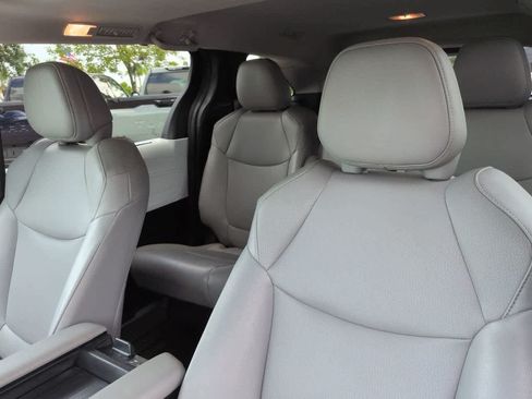Certified 2025 Toyota Sienna XLE FWD image 8