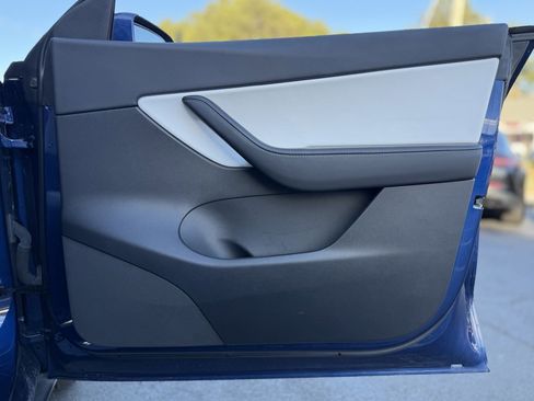 Used 2022 Tesla Model Y Long Range image 35