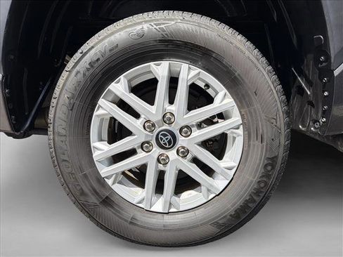 Used 2022 Toyota Tundra SR5 w/ SR5 Convenience Package AWD/4WD image 9