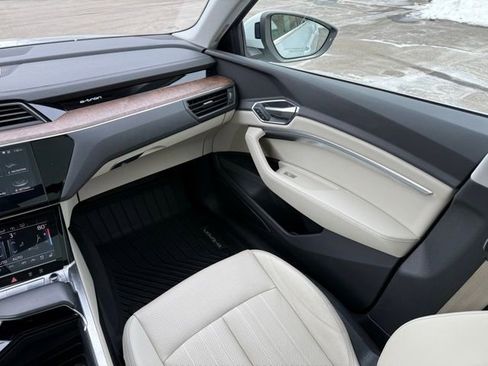 Used 2019 Audi e-tron Premium Plus image 35