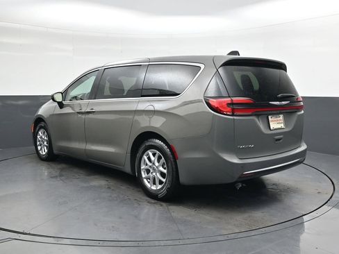 Used 2023 Chrysler Pacifica Touring-L image 6