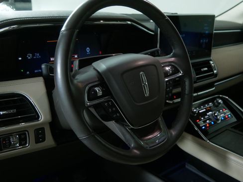 Used 2023 Lincoln Navigator Reserve image 11
