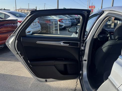 Used 2018 Ford Fusion SE w/ Fusion SE Technology Package image 21