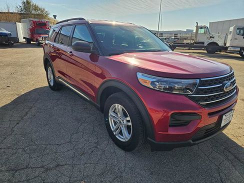 Used 2022 Ford Explorer XLT image 3