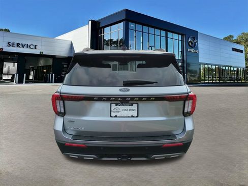 Used 2025 Ford Explorer Active w/ Active Comfort Package RWD image 5