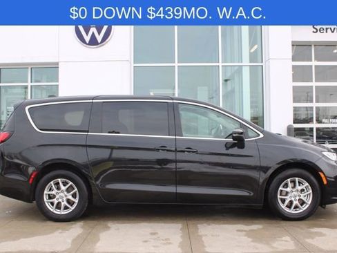 Used 2023 Chrysler Pacifica Touring-L image 5
