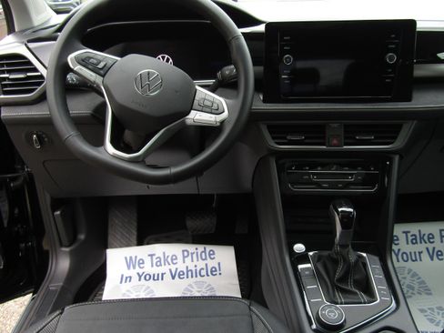 New 2025 Volkswagen Taos SE image 20