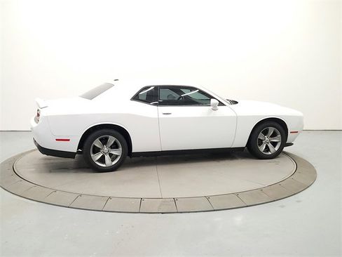 Used 2018 Dodge Challenger SXT image 7