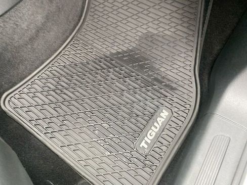 Used 2023 Volkswagen Tiguan SE w/ Panoramic Sunroof Package image 33