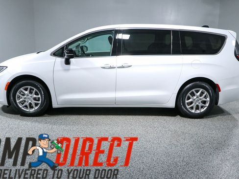 Used 2024 Chrysler Pacifica Touring-L FWD image 10