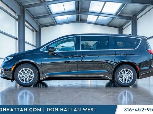 Used 2023 Chrysler Pacifica Touring-L FWD image 2