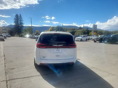 New 2026 Chrysler Pacifica Select image 4