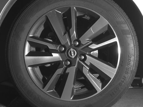 Used 2025 Nissan Versa SV FWD image 15