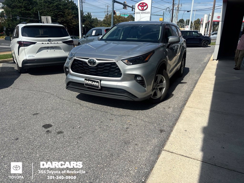 Used 2022 Toyota Highlander LE AWD/4WD image 1