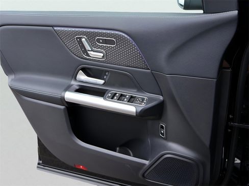 Used 2025 Mercedes-Benz GLA 250 4MATIC image 35