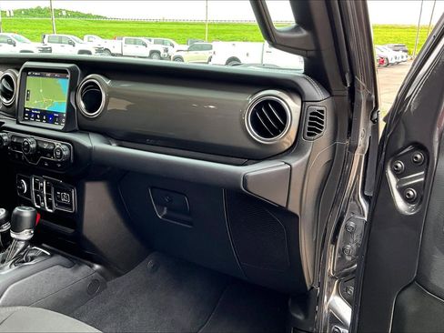 Used 2023 Jeep Gladiator Overland AWD/4WD image 16