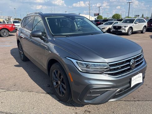 Used 2024 Volkswagen Tiguan SE w/ Panoramic Sunroof Package AWD/4WD image 3