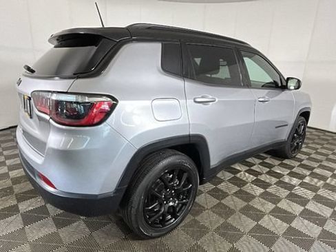 Used 2022 Jeep Compass Latitude w/ Sun and Sound Group AWD/4WD image 2