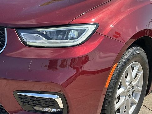 Used 2023 Chrysler Pacifica Touring-L FWD image 7
