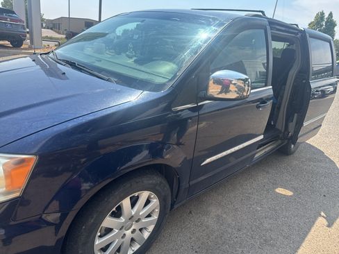 Used 2012 Chrysler Town & Country Touring-L FWD image 10