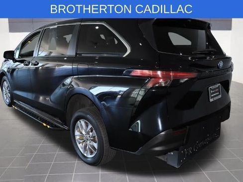 Used 2022 Toyota Sienna LE FWD image 4