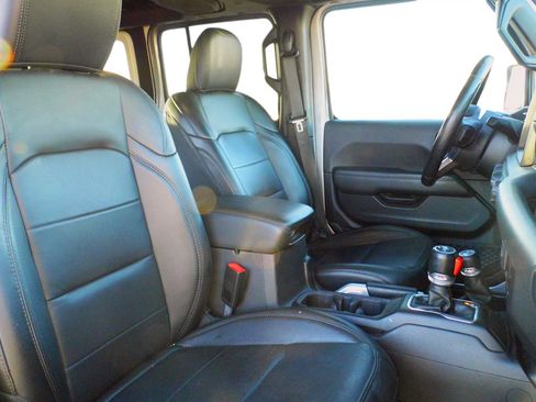 Used 2020 Jeep Wrangler Unlimited Sahara image 19