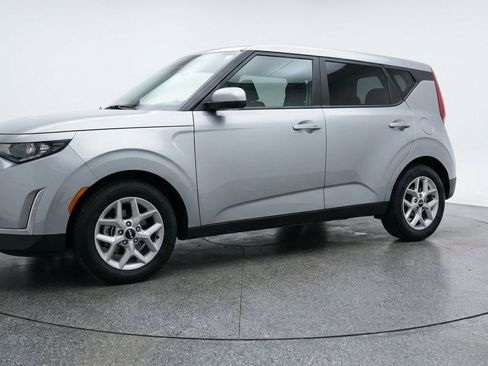 Used 2025 Kia Soul LX w/ LX Technology Package FWD image 3