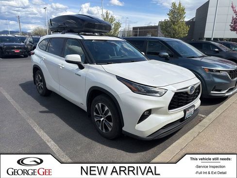 Used 2021 Toyota Highlander XLE AWD/4WD image 1