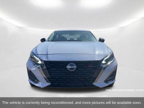 Used 2025 Nissan Altima 2.5 SR FWD image 2