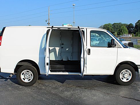 Used 2024 Chevrolet Express 2500 w/ Driver Convenience Package RWD image 8