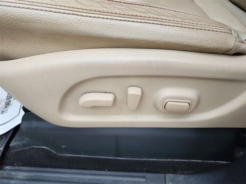 Used 2018 Nissan Titan SL image 14