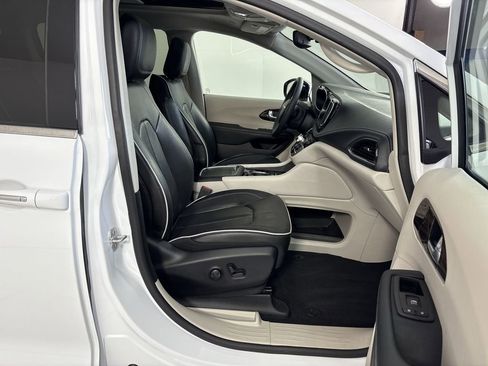 Used 2023 Chrysler Pacifica Limited FWD image 27