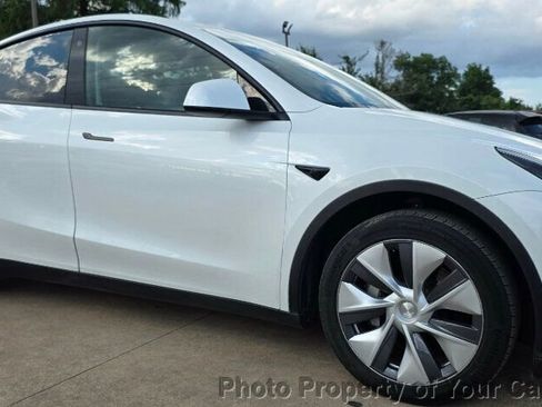 Used 2023 Tesla Model Y AWD image 9