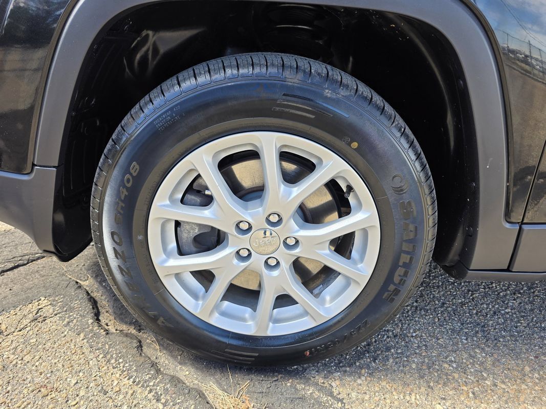 Used 2014 Jeep Cherokee Latitude w/ Cold Weather Group AWD/4WD image 37