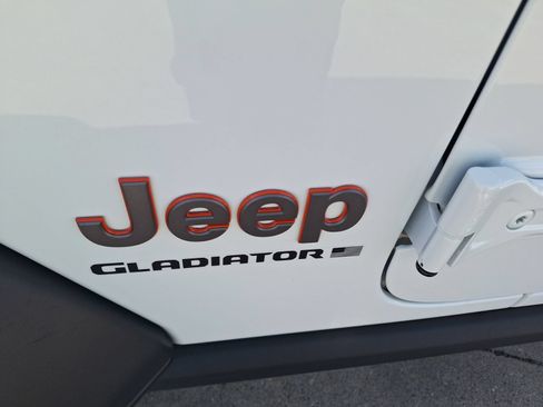 Used 2025 Jeep Gladiator Mojave w/ Steel Bumper Group AWD/4WD image 12