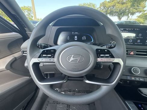 Used 2025 Hyundai Elantra SE FWD image 19