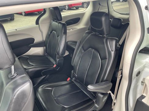 Used 2023 Chrysler Pacifica Touring-L FWD image 16