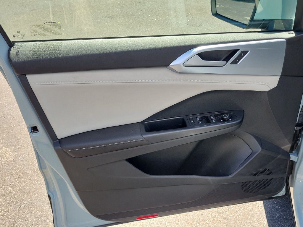 Used 2025 Volkswagen Taos SE w/ Panoramic Sunroof Package FWD image 17
