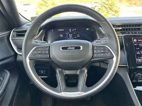 Used 2023 Jeep Grand Cherokee Altitude image 8