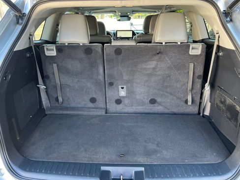Used 2023 Toyota Highlander Limited FWD image 11