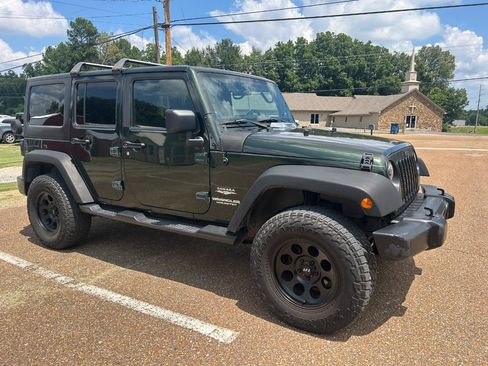 Used 2011 Jeep Wrangler Unlimited Sahara w/ Dual Top Group AWD/4WD image 2
