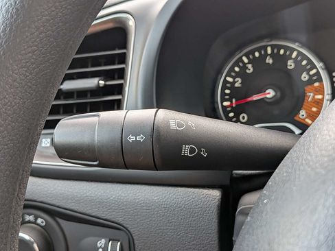 Used 2023 Jeep Renegade Latitude AWD/4WD image 32