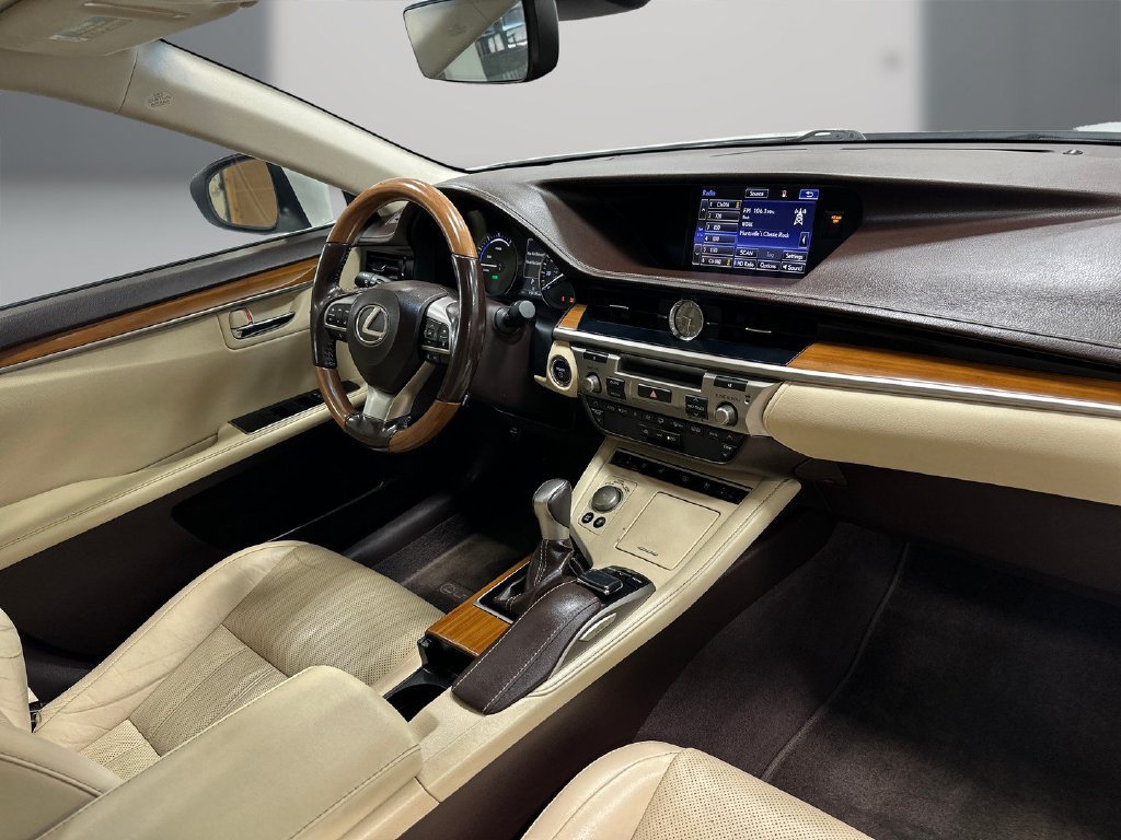 Used 2016 Lexus ES 300h w/ Luxury Package w/Wood Trim FWD image 16