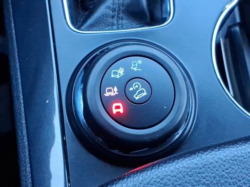 Used 2018 Ford Explorer XLT image 19