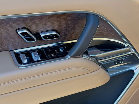 Used 2025 Land Rover Range Rover SE image 22