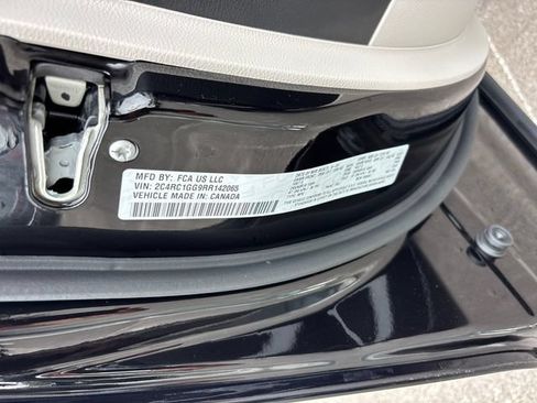 Used 2024 Chrysler Pacifica Limited w/ Trailer Tow Group FWD image 37